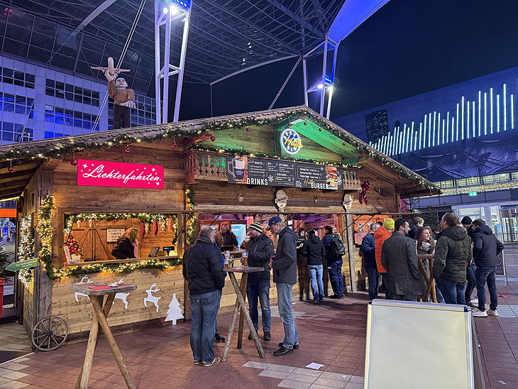 Lichterfahrten und kostenfreies Parekn kann man direkt auf dem Weihnachts-und Wintermarkt im MAC Munich Airport Center buchen (©Foto: Martin Schmitz)